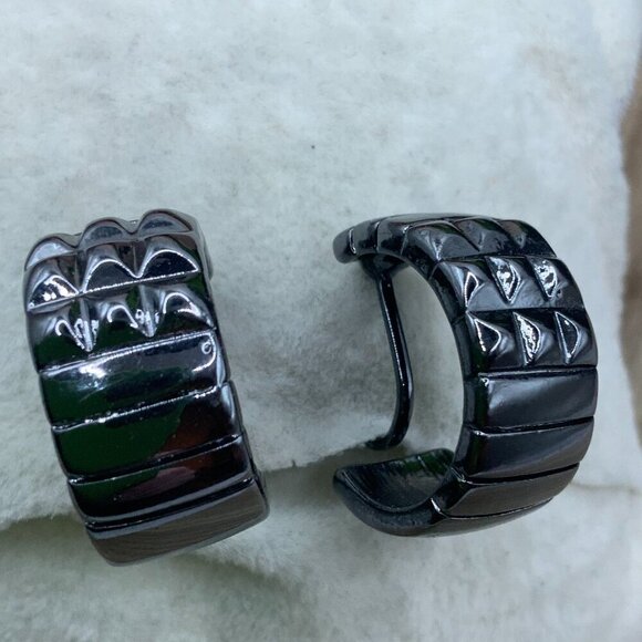 LC Lauren Conrad Gun Metal Pyramid Style Clipped Earrings - Picture 1 of 7